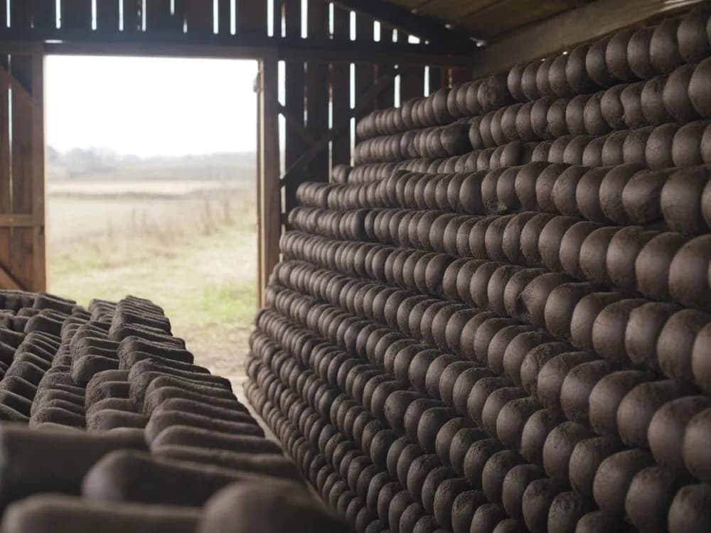 Jak przechowywać brykiet torfowy, aby uniknąć wilgoci i strat jakości