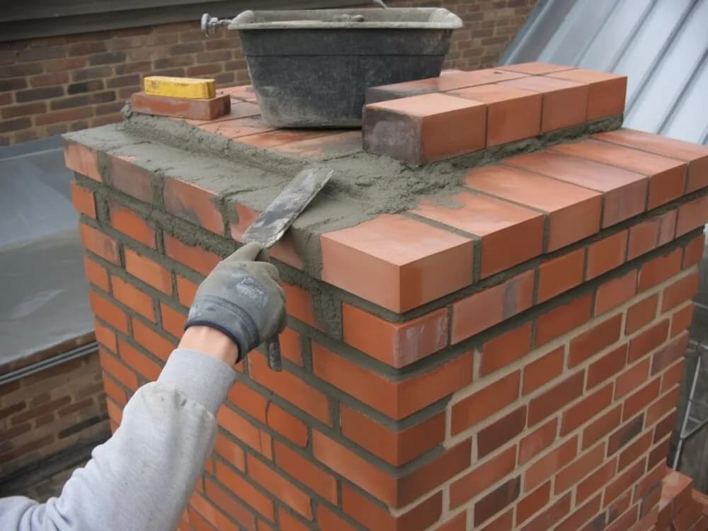 Jaką zaprawę do komina z cegły wybrać, aby uniknąć problemów?